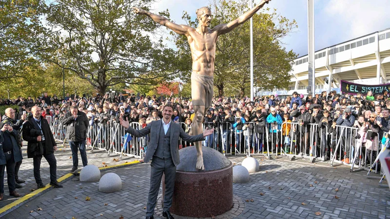 Fotografija: Zlatan Ibrahimović se je v rojstnem mestu veselil s tisoči navijačev. FOTO: Johan Nilsson/AFP