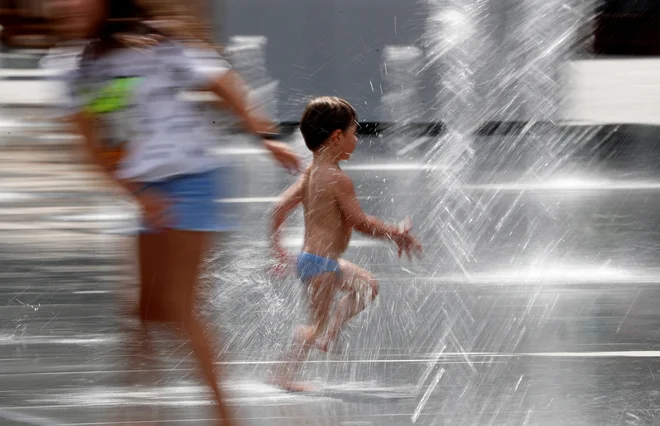 Poletje je bilo vroče tudi v Berlinu. FOTO: Fabrizio Bensch/Reuters