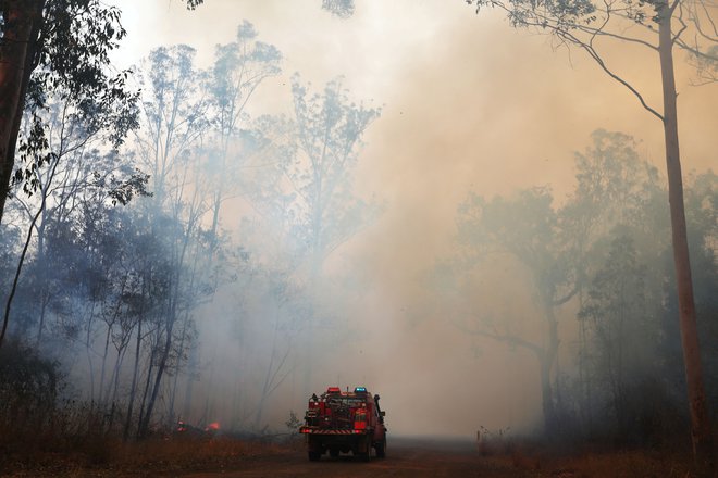 Gasilci krotijo požar na območju Busbys Flata. FOTO: Reuters