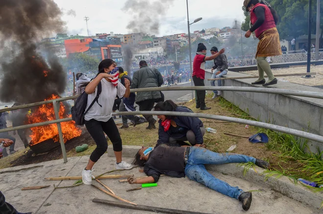 V Ekvadorju potekajo najhujši protesti v zadnjih letih, saj je na tisoče staroselcev na ulicah prestolnice Quito dvignilo glas zaradi visokih cen goriva in vladnih varčevalnih ukrepov. Nemiri so izbruhnili prejšnji teden, ko je predsednik Lenin Moreno razglasil, da bo odpravil subvencije na pogonska goriva, ki so državo stale 1,3 milijarde dolarjev letno. S tem se je gorivo podražilo za 120 odstotkov. Država je gorivo subvencionirala štiri desetletja. Vlada je v zameno od Mednarodnega denarnega sklada (IMF) dobila 4,2 milijarde dolarjev posojila.FOTO: Martin Bernetti/AFP