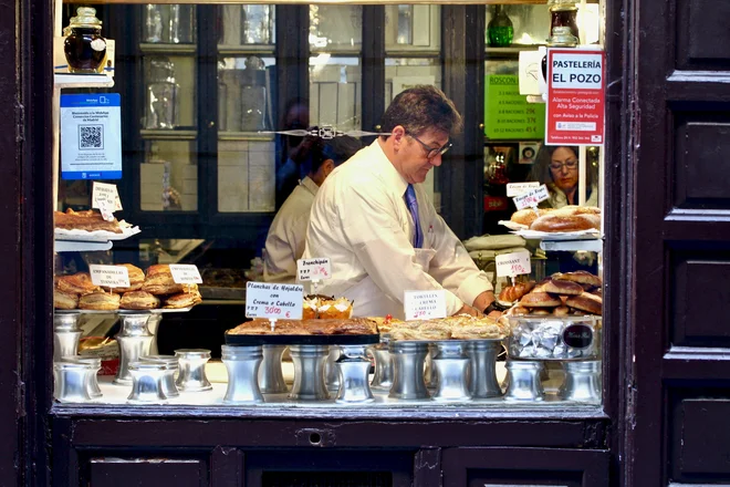 Poslovodja Antonio Pérez je v Antigua Pastelería del Pozo že štiri desetletja. Foto Igor Bratož