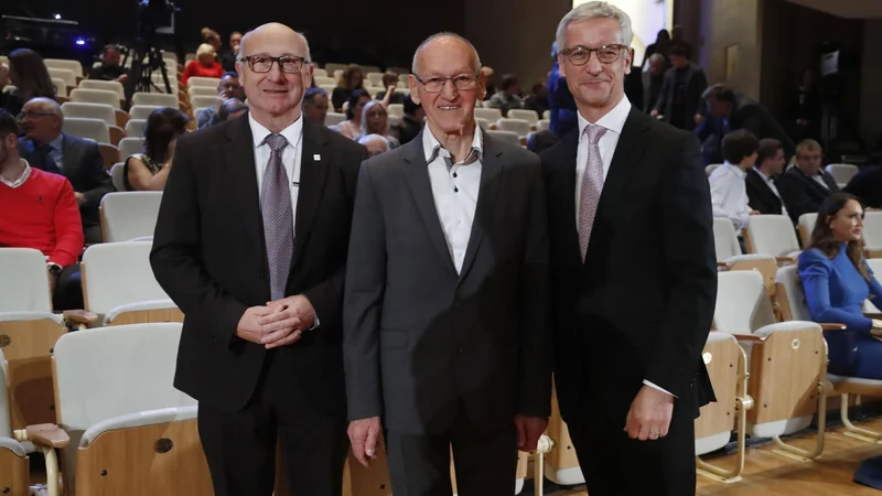 Fotografija: Predsednik OKS Bogdan Gabrovec, olimpionik Miro Cerar in minister za izobraževanje, znanost in šport Jernej Pikalo že obirajo prve sadove tvornega sodelovanja. FOTO: Leon Vidic/Delo