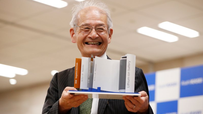 Fotografija: Veseli Akira Jošino z maketo litij-ionske baterije, za katero je prejel Nobelovo nagrado. FOTO: Issei Kato Reuters