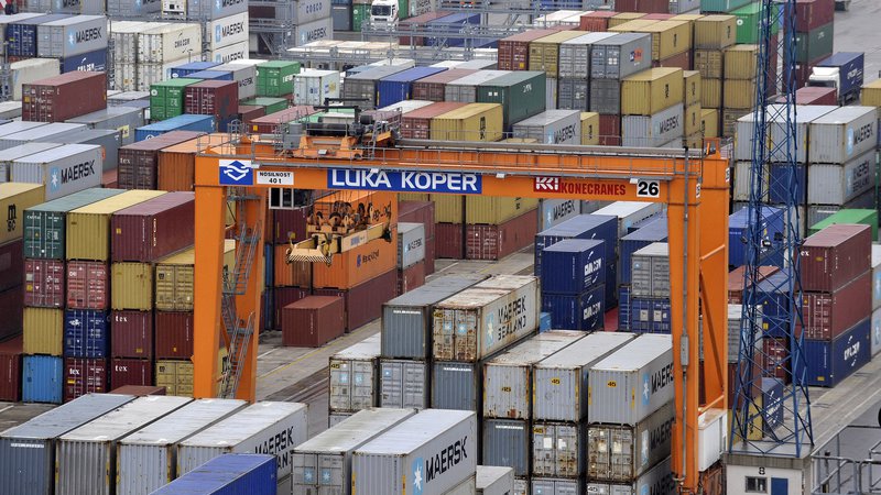 Fotografija: Zmanjšanje proizvodnje vozil delno vpliva tudi na pretovor kontejnerjev, saj se preko Kopra oskrbujejo proizvodni obrati v državah srednje Evrope. Foto Reuters