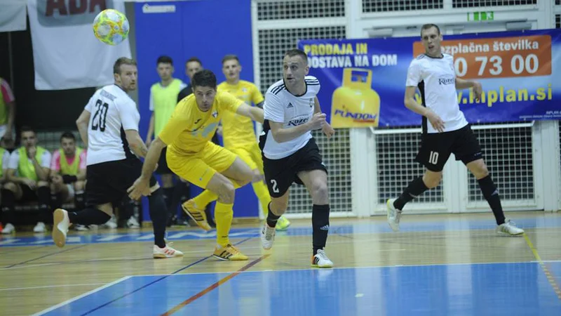 Fotografija: Kapetan slovenskega prvaka v dvoranskem nogometu Rok Mordej (v sredini), Alen Fetić (desno) in drugi igralci so v Podčetrtku z zmago proti srbskemu izzivalcu Ekonomcu naredili velik korak proti ligi prvakov. FOTO: Drago Perko
