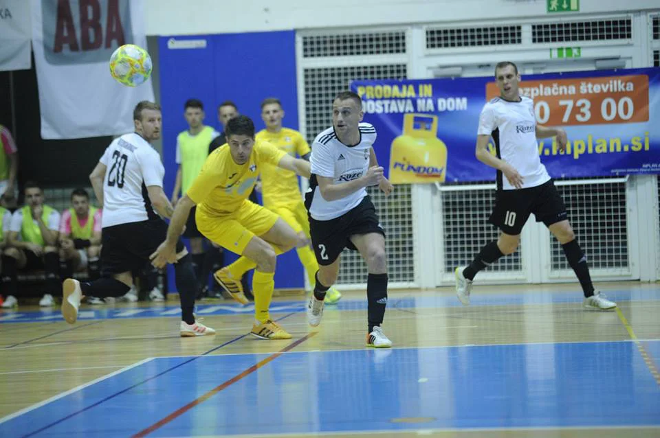 Fotografija: Kapetan slovenskega prvaka v dvoranskem nogometu Rok Mordej (v sredini), Alen Fetić (desno) in drugi igralci so v Podčetrtku z zmago proti srbskemu izzivalcu Ekonomcu naredili velik korak proti ligi prvakov. FOTO: Drago Perko
