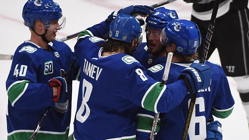 Fotografija: Hokejisti kluba Vancouver Canucks so se takole veselili visoke zmage nad Los Angeles Kings. FOTO: Usa Today Sports