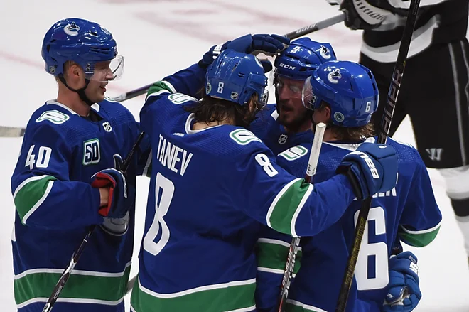 Hokejisti kluba Vancouver Canucks so se takole veselili visoke zmage nad Los Angeles Kings. FOTO: Usa Today Sports