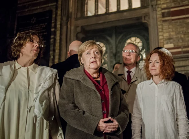 Kanclerka<strong> </strong>Angela Merkel se je včeraj udeležila spominskega obreda za žrtve v osrednji sinagogi v Berlinu. FOTO: Anton Roland Laub/AFP