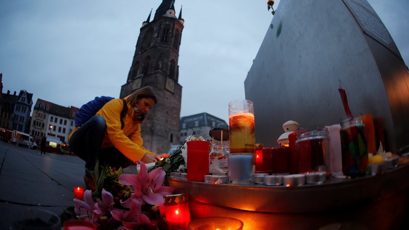 Fotografija: Ljudje so se v Halleju po napadu odzvali s polaganjem sveč in cvetja na osrednji trg. FOTO: Fabrizio Bensch/Reuters