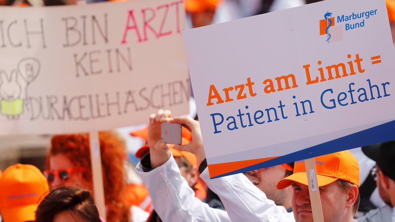 Fotografija: Letos spomladi so nemški zdravniki v Frankfurtu na protestih zahtevali višje plače. FOTO: Reuters