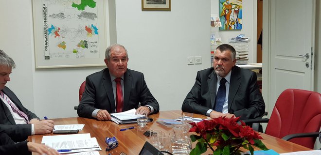 Andrej Martin Kostelec, župan Šentruperta (desno), pravi, da bo denar od prodaje Energetike prišel prav za med. FOTO: Občina Šentrupert