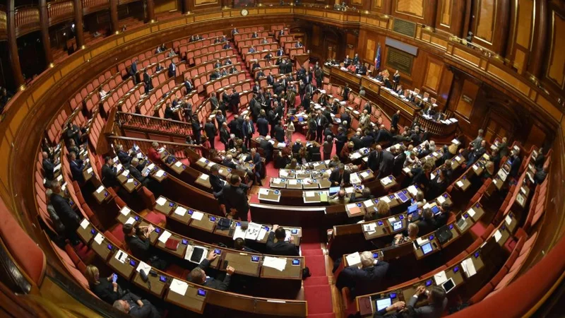 Fotografija: V italijanskem senatu bo po naslednjih volitvah sedelo le še 200 od sedanjih 315 senatorjev. Foto Foto Andreas Solaro/afp