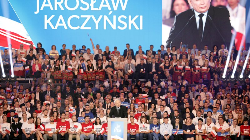 Fotografija: »Sivi kardinal« poljske politike Jarosław Kaczyński bo stranko Zakon in pravičnost znova povedel do prepričljive volilne zmage. Foto Reuters