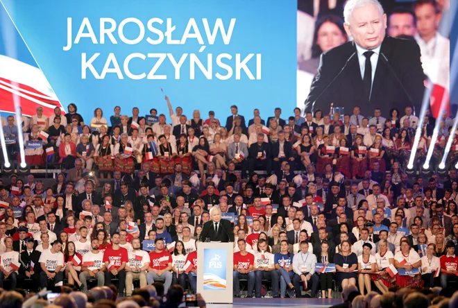 &raquo;Sivi kardinal&laquo; poljske politike Jarosław Kaczyński bo stranko Zakon in pravičnost znova povedel do prepričljive volilne zmage. Foto Reuters