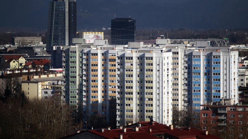 Fotografija: Koliko je stanovalcev v kakšnem bloku, je težko ugotoviti. FOTO: Roman Šipić/Delo