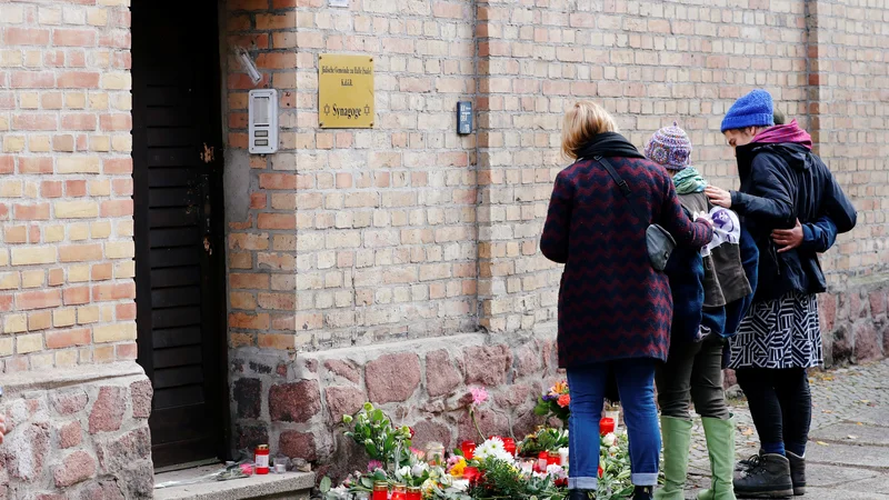 Fotografija: V Nemčiji se nadaljuje preiskava sredinih napadov v mestu Halle, v katerih sta bila ubita dva človeka. FOTO: Reuters