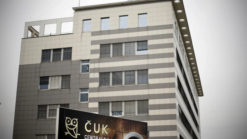 Fotografija: Pooblaščena komisija Knovsa, ki jo je vodil podpredsednik Knovsa Žan Mahnič (SDS), sestavljali pa še predsednik Knovsa Matej Tonin (NSi), Zvonko Černač (SDS) in Monika Gregorčič (SMC), je minuli teden namreč opravila nenapovedan nadzor na Sovi, kjer je preverjala kadrovanje v agenciji v času vlade Marjana Šarca.
FOTO: Blaž Samec/Delo