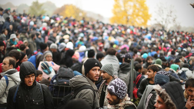 Fotografija: Povečani migracijski tok ne more biti razlog za omejitev sprejemanja prošenj za azil. FOTO: Jure Eržen/Delo