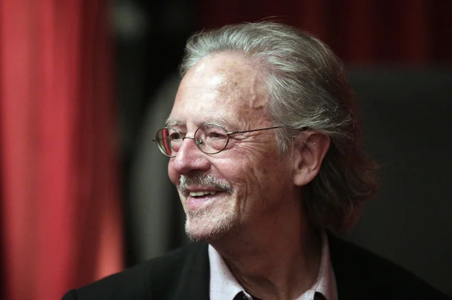 Peter Handke je bil več zadnjih let v igri za Nobelovo nagrado, letos ga je ta čast vendarle doletela. FOTO: AFP