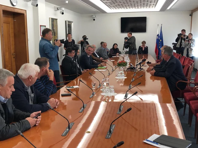 Predsednik Državnega sveta Alojz Kovšca je sprejel pobudnike protesta in se zavzel za prioritetno obravnavo zahtev v okviru Državnega sveta. FOTO: Državni svet