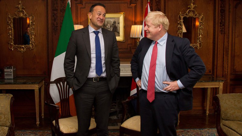Fotografija: Irski premier Leo Varadkar in britanski kolega Boris Johnson med njunim današnjim srečanjem v Cheshiru na severozahodu Anglije. FOTO: Noel Mullen/Afp