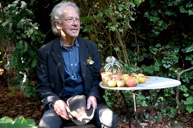 Avstrijski pisatelj Peter Handke, rojen v vasi Grebinj na avstrijskem Koroškem, sin koroške Slovenke Marije Sivec, eden najpomembnejših živih pisateljev v svetu, je pri svojih 76 letih dobil Nobelovo nagrado. FOTO: Alain Jocard/Afp