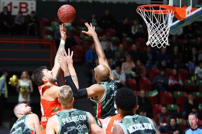 Center Andrija Stipanović se ni najbolje znašel v Unicsovem vrvežu. FOTO: EuroCup