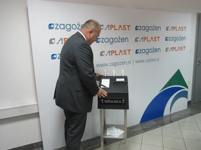 Direktor podjetja Zagožen Branko Potočnik ob sefu, v katerega bodo ob pogrebih namesto sveč svojcem podarili denar. Foto Špela Kuralt/delo