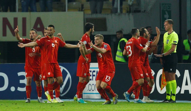 Makedonci pri razveljavljenem golu niso prepričali pomočnika glavnega sodnika, da je bil gol regularen. FOTO: Reuters