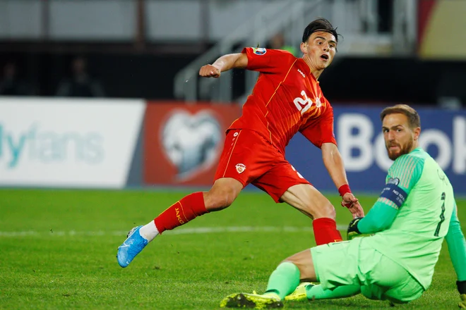 Odločilni trenutek tekme: takole je makedonski Turek Eljif Elmas matiral Jana Oblaka za prednost gostiteljev z 1:0. FOTO: Reuters