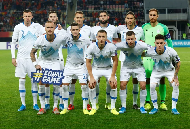 Začetna enajsterica Slovenije: stojijo Iličić, Šporar, Balkovec, Mevlja, Krhin, Oblak, pod njimi Struna, Stojanović, Kurtić, Bezjak in Verbič. FOTO: Reuters