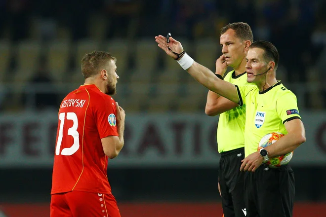 Nizozemski sodnik Danny Makkelie upravičeno ni priznal gola Eljifu Elmasu v izdihljajih prvega polčasa. FOTO: Reuters