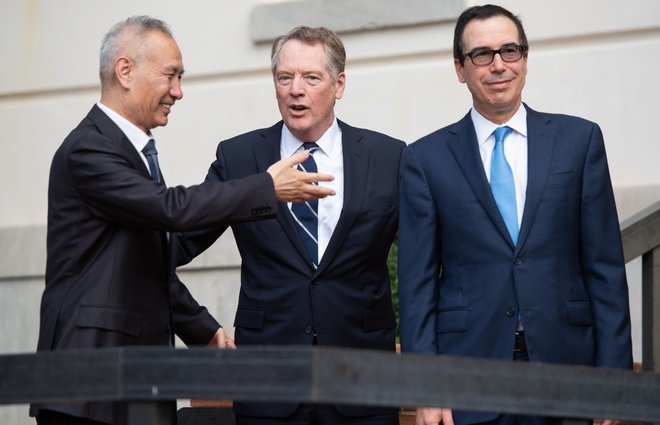 Ameriški finančni minister Steven Mnuchin in trgovinski predstavnik Robert Lighthizer pozdravljata podpredsednika kitajske vlade Liu Heja. FOTO:Saul Loeb/AFP