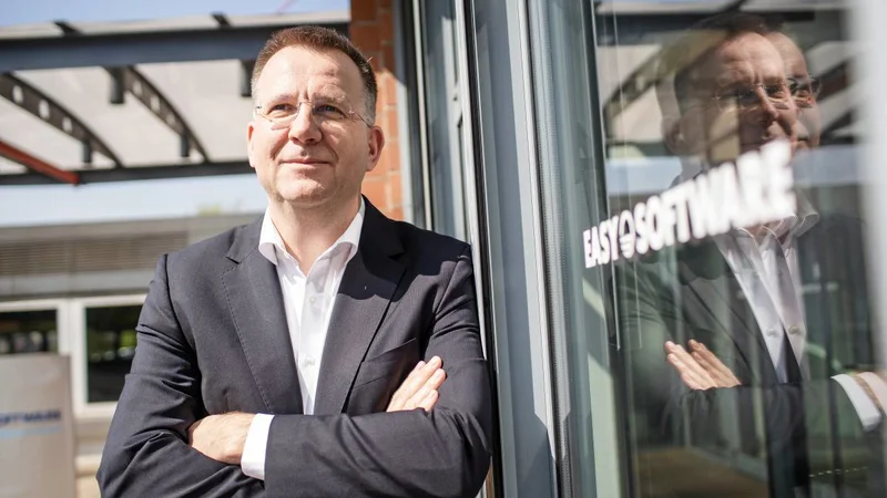 Fotografija: Očitno je, da bo digitalizacija mlela naprej, v pisarnah prihodnosti bo vedno manj papirja, pravi Dieter Weisshaar. FOTO: Easy Software