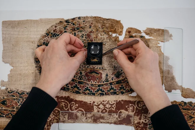 Koptske tkanine iz zbirke Narodnega muzeja Slovenije so konservirali v konservatorsko-restavratorski delavnici za tekstil Pokrajinskega muzeja Ptuj-Ormož. Foto Blaž Gutman