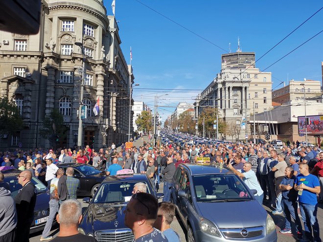 Protesti taksistov v Beogradu. FOTO: Milena Zupanič