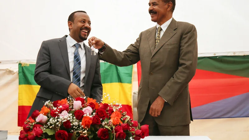 Fotografija: Etiopski premier Abiy Ahmed in eritrejski predsednik Isaias Afwerki sta sklenila mirovni dogovor lani poleti. FOTO: Reuters