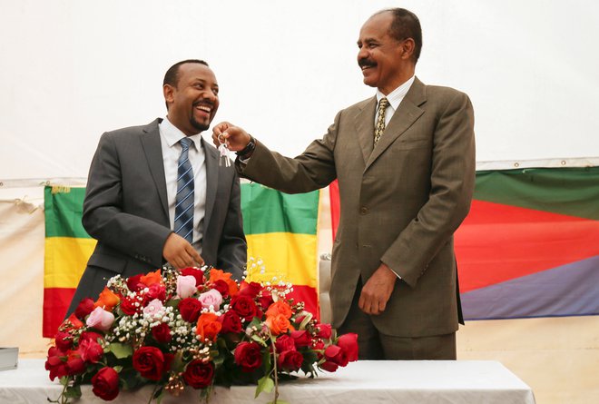 Etiopski premier Abiy Ahmed in eritrejski predsednik Isaias Afwerki sta sklenila mirovni dogovor lani poleti. FOTO: Reuters