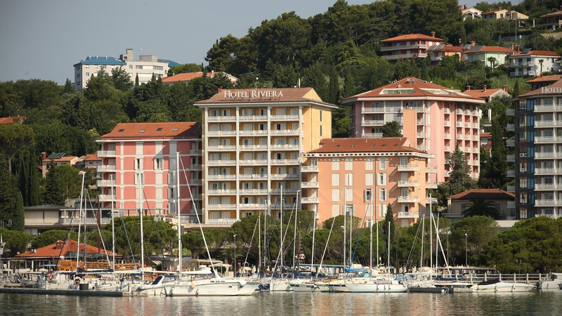 Fotografija: V kompleksu hotelov v Portorožu je avstrijski Novomatic kupil Casino Riviera. Avstrijci kupujejo salone kot po tekočem traku. FOTO: Jure Eržen/Delo
