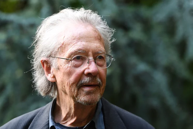 &raquo;To je današnja Švedska: apologet vojnih zločinov prejme Nobelovo nagrado, medtem ko se je država s polno mero vpletla v uničenje osebnosti Juliana Assangea, ki je resničen heroj našega časa,&laquo; je odločitev Švedske akademije komentiral Slavoj Žižek. FOTO: Alain Jocard/AFP