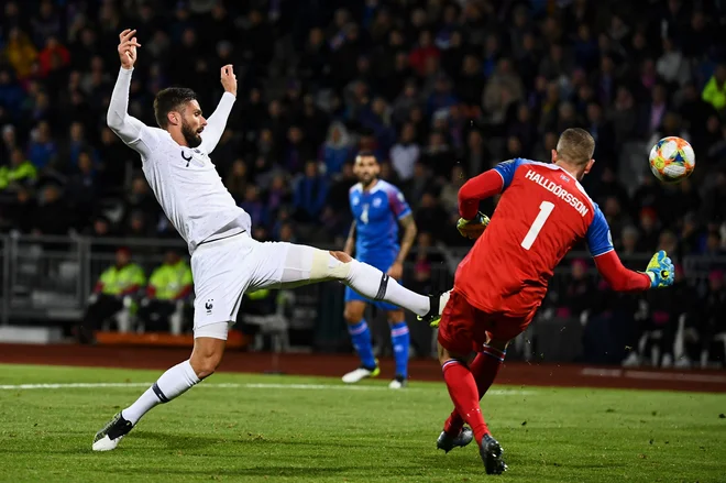 Olivier Giroud je islandskega vratarja Hannesa Halldorssona premagal z bele točke. FOTO: AFP