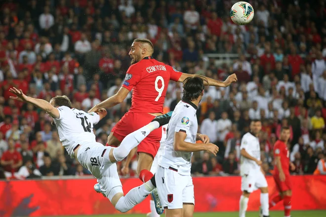 Cenk Tosun je na štadiona Fenerbahčeja v Istanbulu v zadnjih trenutkih odločil zmagovalca. FOTO: AFP