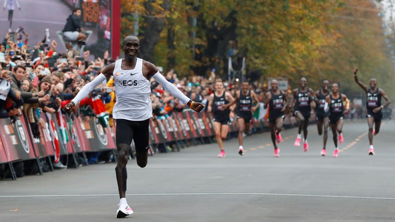 Fotografija: Kenijec je v zadnjem kilometru silovito pospešil in na koncu dosegel rezultat 1;59:40,2. FOTO: Leonhard Foeger/Reuters