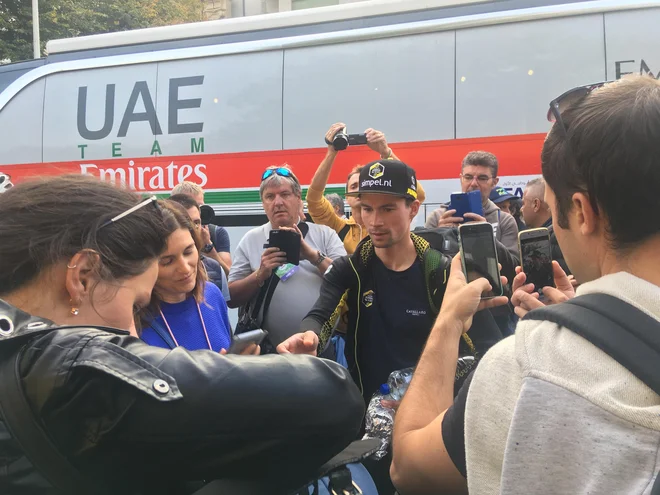 Primoža Rogliča sta v cilju pričakala srčna izbranka Lora Klinc in njun sin Lev. FOTO: Miha Hočevar