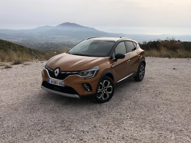 Novi captur se na cesti bolje obnese; v ovinkih je stabilnejši, brez nadležnega nagibanja. FOTO: Aljaž Vrabec
