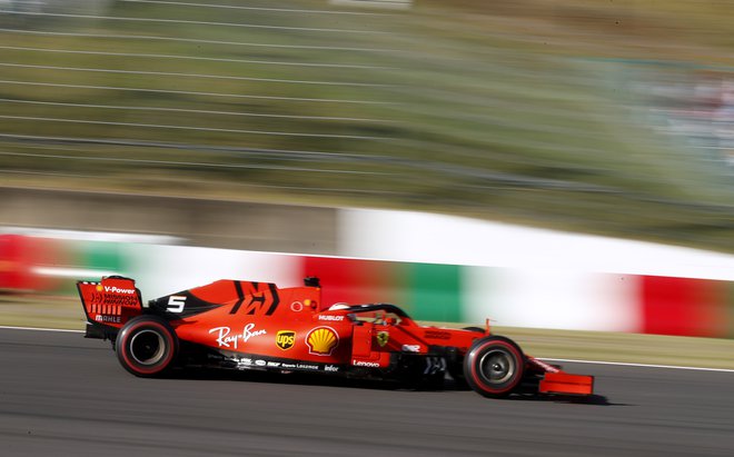 Sebastian Vettel je zaradi slabega štarta izgubil prvo mesto. FOTO: Reuters
