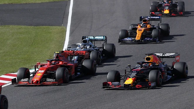 Charles Leclerc in Max Verstappen sta trčila, a nadaljevala dirko. FOTO: Reuters