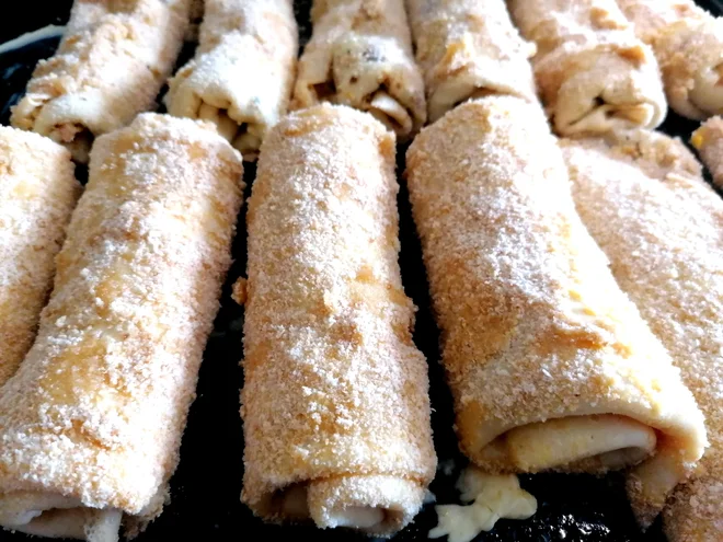 Na vročem olju prepražimo sesekljano čebulo in gobe. Foto Tanja Drinovec