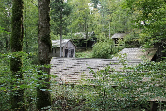 Bolnico Zgornji Hrastnik si je tako kot bolnico Jelendol še mogoče ogledati, nobena druga od 24, kolikor so jih zgradili partizani, se ni ohranila. FOTO: Simona Fajfar